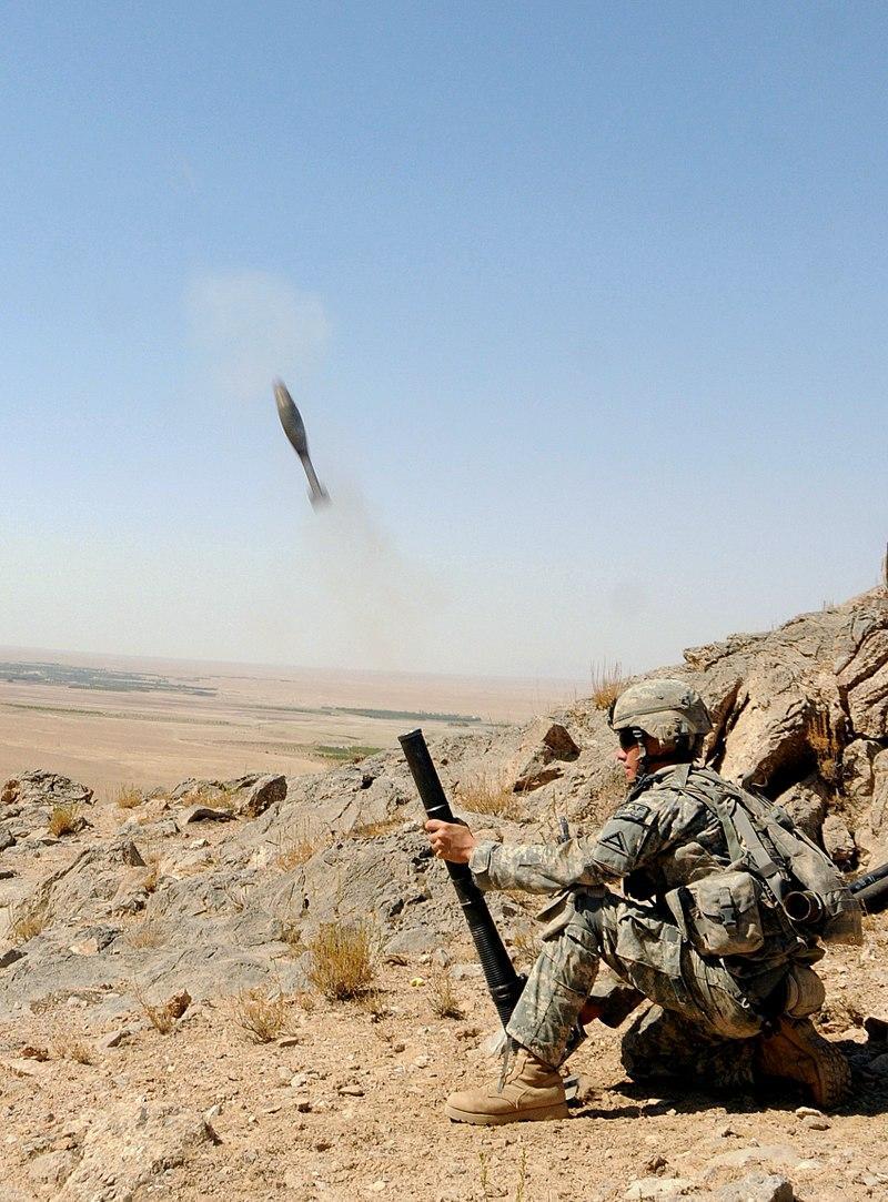 شلیک خمپاره توسط یک سرباز آمریکایی در افغانستان